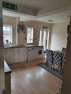 5-bed House With Separate Living Room