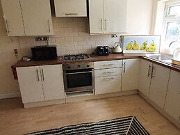 5-bed House With Separate Living Room