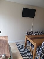 5-bed House With Separate Living Room