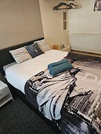 5-bed House With Separate Living Room