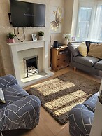 5-bed House With Separate Living Room