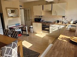 5-bed House With Separate Living Room