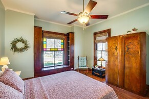 Granbury Home w/ Fire Pit, Walk to The Square!