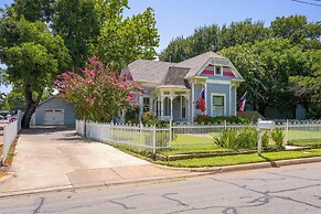 Granbury Home w/ Fire Pit, Walk to The Square!