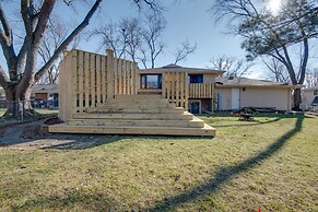 Charming Illinois Retreat w/ Hot Tub, Deck & Grill