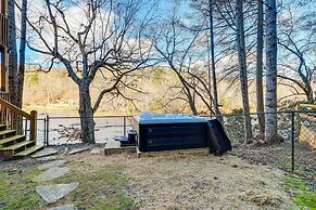 'toccoa Waterfront Hideaway:' Hot Tub & Fire Pit!