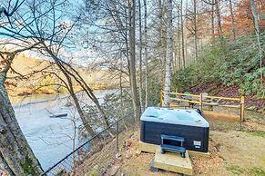 'toccoa Waterfront Hideaway:' Hot Tub & Fire Pit!
