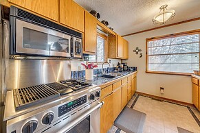 Ruidoso Cabin w/ Deck ~ 1 Mi to Midtown!