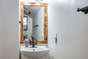 Charming Country Home w/ Deck - 20 Mi to Franklin