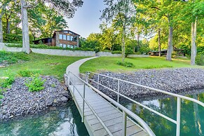 Family-friendly Riverfront Manor on the Little Red