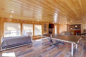 Family-friendly Riverfront Manor on the Little Red