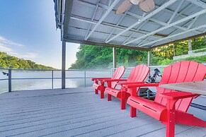Family-friendly Riverfront Manor on the Little Red