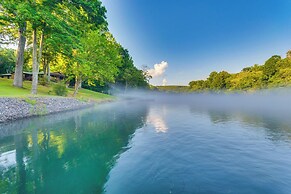 Family-friendly Riverfront Manor on the Little Red