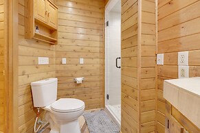 Family-friendly Riverfront Manor on the Little Red