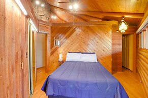 Family-friendly Riverfront Manor on the Little Red
