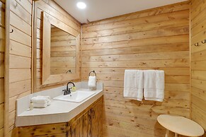 Family-friendly Riverfront Manor on the Little Red