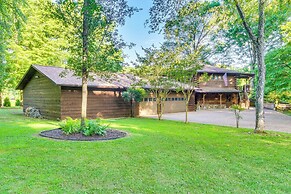 Family-friendly Riverfront Manor on the Little Red