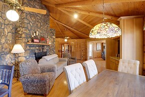 Family-friendly Riverfront Manor on the Little Red