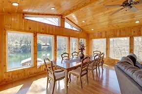 Family-friendly Riverfront Manor on the Little Red