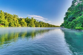 Family-friendly Riverfront Manor on the Little Red