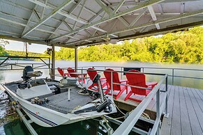 Family-friendly Riverfront Manor on the Little Red