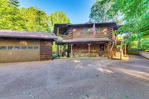 Family-friendly Riverfront Manor on the Little Red