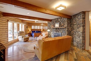 Family-friendly Riverfront Manor on the Little Red