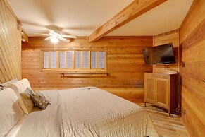 Family-friendly Riverfront Manor on the Little Red