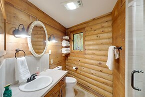 Family-friendly Riverfront Manor on the Little Red