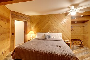 Family-friendly Riverfront Manor on the Little Red