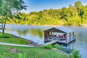 Family-friendly Riverfront Manor on the Little Red