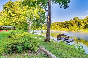 Family-friendly Riverfront Manor on the Little Red