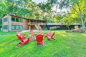 Family-friendly Riverfront Manor on the Little Red