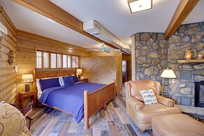 Family-friendly Riverfront Manor on the Little Red