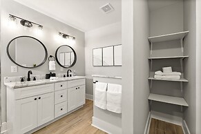 Twin Homes - 8 Bedroom Retreat In Central ATL