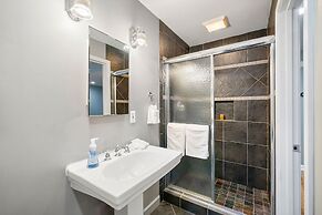 Beautiful and Quiet Newly Renovated 4 Bedroom Retreat