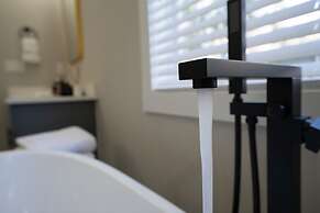 New Luxury Family Friendly Home Centrally Located