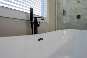 New Luxury Family Friendly Home Centrally Located