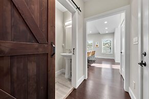 New Luxury Family Friendly Home Centrally Located