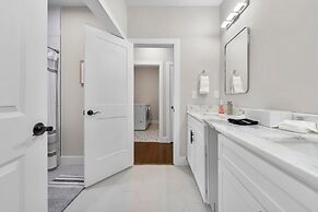 New Luxury Family Friendly Home Centrally Located