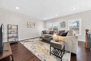 New Luxury Family Friendly Home Centrally Located