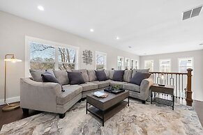 New Luxury Family Friendly Home Centrally Located