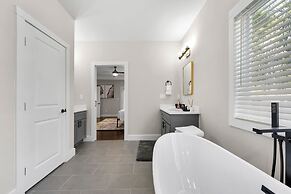 New Luxury Family Friendly Home Centrally Located