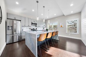 New Luxury Family Friendly Home Centrally Located