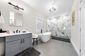 New Luxury Family Friendly Home Centrally Located