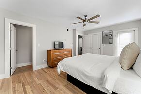 City Oasis With Hot Tub Group-friendly