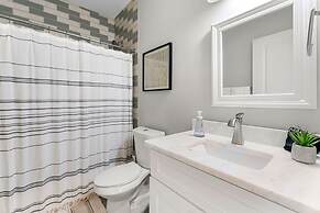 City Oasis With Hot Tub Group-friendly