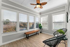 City Oasis With Hot Tub Group-friendly