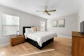 City Oasis With Hot Tub Group-friendly