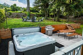 City Oasis With Hot Tub Group-friendly